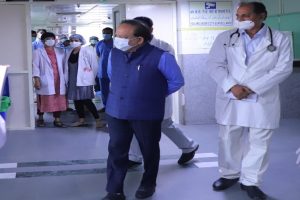 डॉ. हर्ष वर्धन ने एलएनजेपी अस्पताल में कोविड-19 पर काबू पाने की तैयारियों का लिया जायजा