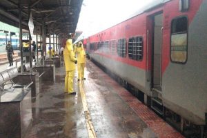 भारतीय रेलवे ने ट्रेन और प्लेटफॉर्म को किया सेनेटाइज, देखें तस्वीरें