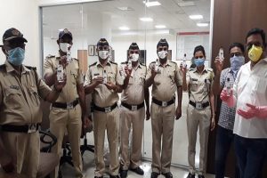 सिप्ला हेल्थ ने मुंबई पुलिस व बेस्ट कर्मियों को बांटे 20 हजार हैंड सैनिटाइजर