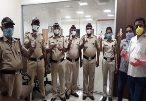 सिप्ला हेल्थ ने मुंबई पुलिस व बेस्ट कर्मियों को बांटे 20 हजार हैंड सैनिटाइजर