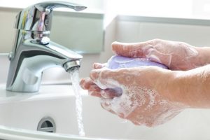 कोरोनावायरस टिप्स : लगातार धोने से बेजान हो रहे हाथों की ऐसे करें देखभाल