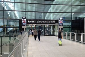 कोरोनावायरस : उड़ानों की कमी के कारण लंदन का हीथ्रो हवाईअड्डा 2 टर्मिनल करेगा बंद