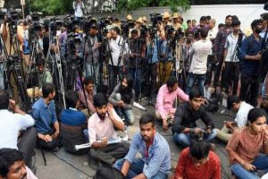 लॉकडाउन के बीच पत्रकारों को नौकरी से हटाने के खिलाफ पीआईएल पर केंद्र से जवाब तलब