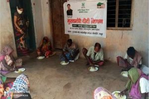 झारखंड : पेट भरने के लिए ‘दीदी किचन’ पहुंच रहे गरीब