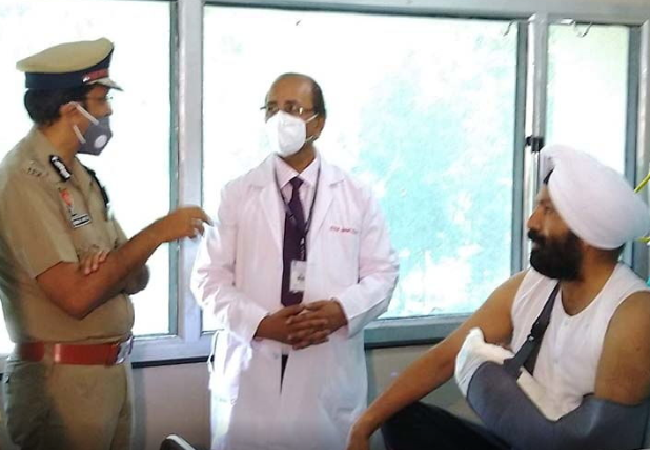 एसआई हरजीत सिंह की हॉस्पिटल से 18 दिन बाद छुट्टी, निहंगों ने काट दी थी कलाई