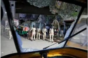लॉकडाउन के नियमों की अहमदाबाद में उड़ी धज्जियां, पुलिस पर हुआ पथराव 8 गिरफ्तार