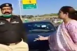 पाकिस्तानः बीच सड़क कर्नल की बीवी ने किया बवाल, देखें वीडियो