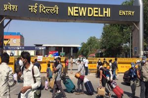 नई दिल्ली रेलवे स्टेशन पर सोशल डिस्टेंसिंग की उड़ी धज्जियां, देखें तस्वीरें