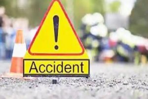 यूपी : हमीरपुर में सड़क हादसा, बस पलटने से 15 प्रवासी मजदूर घायल