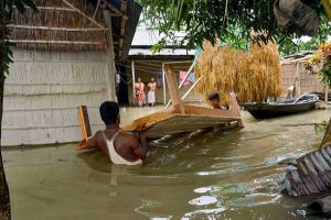 असम में बाढ़ के कारण बिगड़े हालात, 2 लाख से ज्यादा लोग प्रभावित