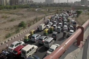 दिल्ली-गाजियाबाद बॉर्डर सील होने से लगा लंबा जाम, सड़कों पर रेंग रहीं गाड़ियां