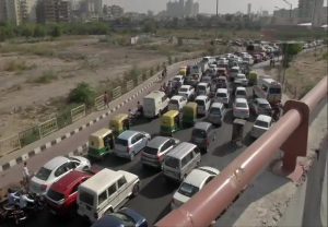 दिल्ली-गाजियाबाद बॉर्डर सील होने से लगा लंबा जाम, सड़कों पर रेंग रहीं गाड़ियां
