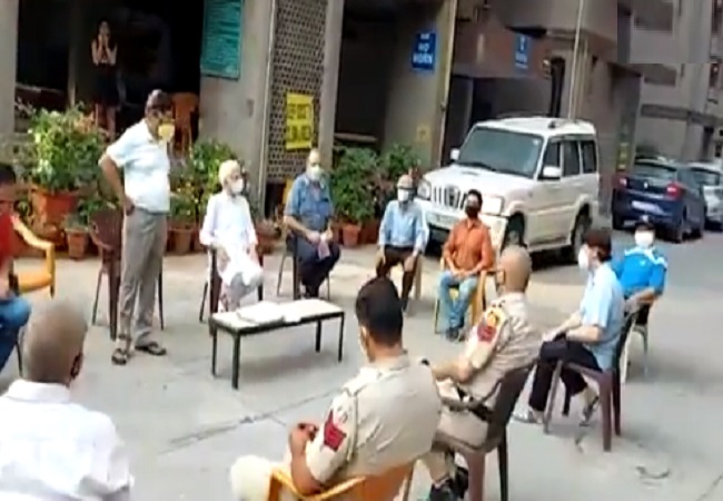 दिल्ली का वर्धमान अपार्टमेंट हुआ सीलमुक्त, सोसाइटी में कोरोना वॉरियर्स के सम्मान में देखिए क्या हुआ
