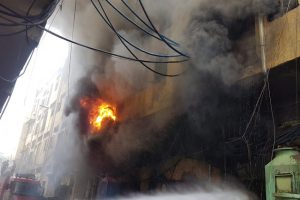 दिल्ली के केशवपुरम में जूता फैक्ट्री में लगी भीषण आग