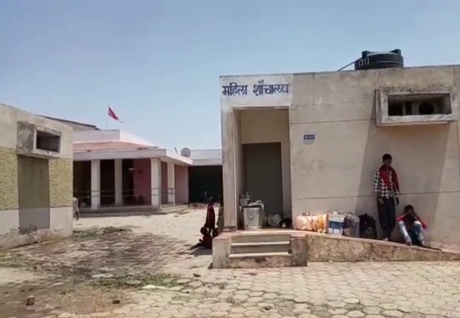 Migrant labourers are staying in toilet complex in Shivpuri Madhya Pradesh