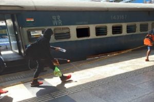मुंबई से गोरखपुर के लिए चली ट्रेन पहुंची ओडिशा, रेलवे ने दी सफाई