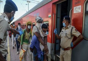 कांग्रेस और भाजपा के बीच प्रवासी मजदूरों के ट्रेन किराए को लेकर छिड़ी जंग
