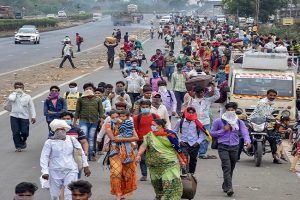 Maharashtra Corona: महाराष्ट्र पुलिस पर गंभीर आरोप, घर जा रहे प्रवासी मजदूरों से राज्य सीमा पर की अवैध वसूली!