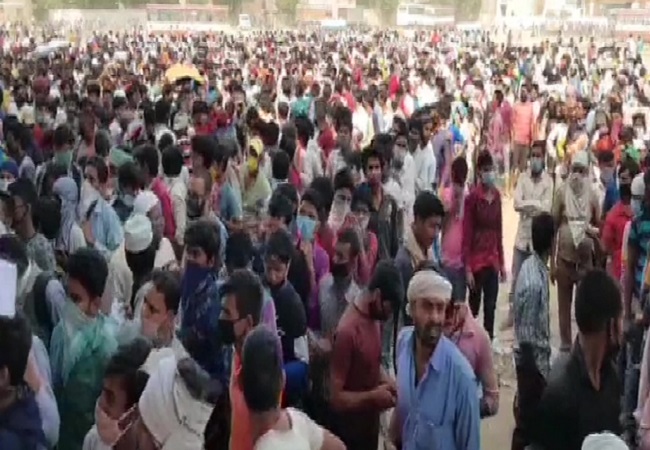गाजियाबाद : ‘कोरोना से बेखौफ’ लोगों ने डीएम-मजिस्ट्रेट के सामने ही उड़ाई सोशल डिस्टेंसिंग की धज्जियां