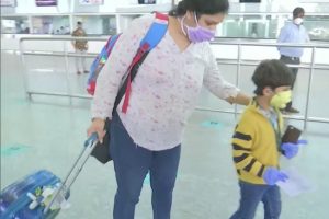 दिल्ली से बेंगलुरू अकेले हवाई यात्रा कर पहुंचा 5 साल का बच्चा, एयरपोर्ट पर मां ने किया रिसीव