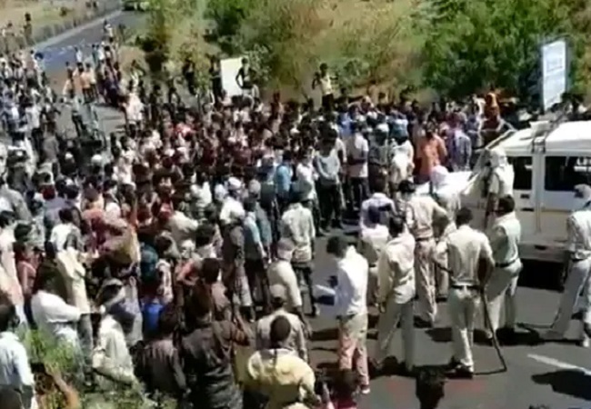 Workers block road badwani