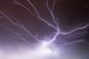 UP: आसमानी बिजली गिरने से 27 लोगों की मौत, सरकार ने किया मुआवजे का ऐलान