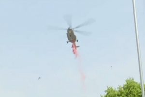 बेंगलुरू में वायु सेना के हेलीकॉप्टरों ने कोरोना अस्पतालों पर फूलों की बारिश की