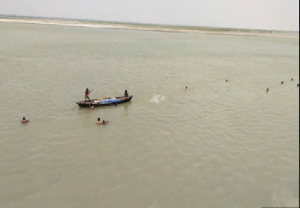 बलिया : घाघरा नदी में नहाते समय 3 लड़के डूबे, दो हुए लापता