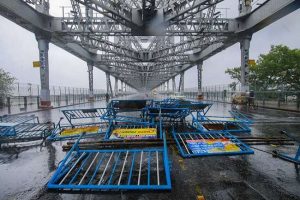हावड़ा ब्रिज पर बरपा अम्फान तूफान का कहर, देखें तबाही की तस्वीरें