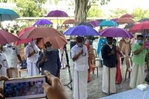 सोशल डिस्टेंसिंग के पालन के लिए केरल में अनूठा तरीका, किया जा रहा छतरियों का उपयोग