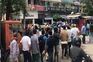 देशभर में शराब की दुकानों के बाहर लगीं लंबी कतारें, दिल्ली पुलिस को बंद करवानी पड़ी दुकानें