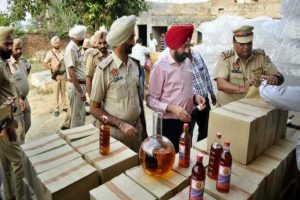 पटियाला में अवैध शराब फैक्ट्री का भंडाफोड़, कांग्रेस विधायक के सहयोगी पर मामला दर्ज