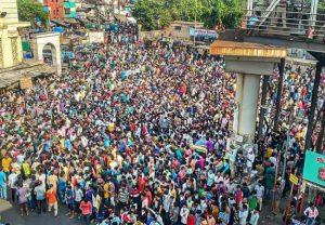 मुंबई के बांद्रा में स्टेशन के बाहर फिर इकट्ठा हुई हजारों प्रवासी मजदूरों की भीड़