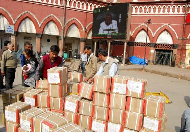 पुरानी दिल्ली रेलवे स्टेशन पर प्रवासी श्रमिकों ने लूटे स्नैक्स, पानी की बोतलें