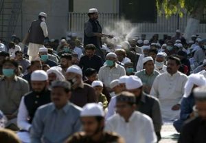 लोगों की लापरवाही पर सख्त हुआ पाकिस्तान, ईद की छुट्टियों के बाद लॉकडाउन में कड़ाई की चेतावनी