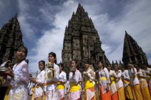सबसे बड़ी मुस्लिम आबादी वाले देश में क्यों हो रही हिंदू परंपराओं की तारीफ