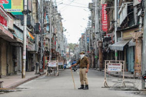 जम्मू-कश्मीर : सरकार ने शाम 7 बजे से सुबह 7 बजे के बीच आवाजाही पर लगाई रोक