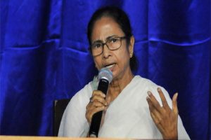 बंगाल : अम्फान से तबाही के बाद ममता बनर्जी की लोगों से धैर्य की अपील, कहा- आप मेरा सिर काट लेना