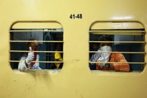 स्पेशल ट्रेन : मजदूरों के लिए यूपी से 800 ट्रेनों को मिली हरी झंडी