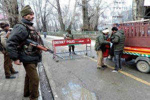 श्रीनगर : आतंकवादियों से मुठभेड़ में सैनिक और 2 पुलिसकर्मी घायल, इंटरनेट सेवाएं बंद