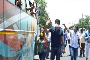 प्रवासी मजदूरों के लिए आगे आये सोनू सूद, बस की व्यवस्था कर 350 श्रमिकों को भेजा कर्नाटक