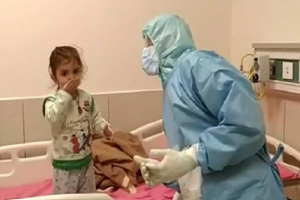 वीडियो वायरल : जब 15 महीने की कोरोना संक्रमित बच्ची ने नर्स को दी फ्लाइंग किस
