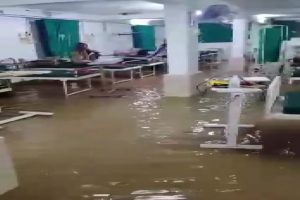 महाराष्ट्र: कोरोना अस्पताल के इमरजेंसी वार्ड में घुसा बारिश का पानी, बेड-स्ट्रेचर पर बेबस दिखे मरीज