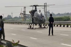 तकनीकी खराबी के चलते पलवल एक्सप्रेस-वे पर हुई सेना के हेलिकॉप्टर की इमरजेंसी लैंडिंग