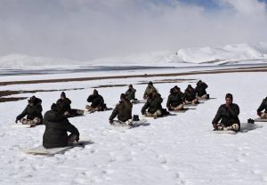 लद्दाख : 18 हजार फीट की ऊंचाई पर फैली बर्फ की चादर पर आईटीबीपी के जवानों ने किया योग