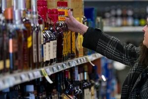 शराब की दुकानों को साप्ताहिक बंदी से मिली छूट, यूपी में केटेनमेंट जोन के बाहर रोज खुलेंगी दुकानें