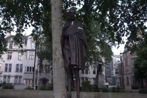 अमेरिका के बाद ब्रिटन में प्रदर्शनकारियों ने की महात्मा गांधी की प्रतिमा से छेड़छाड़, लिखा ‘रेसिस्ट’