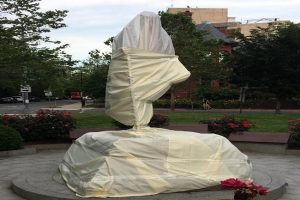 प्रदर्शनकारियों ने किया महात्‍मा गांधी की प्रतिमा का अपमान, अमेरिका ने मांगी माफी