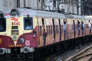 कोरोना : मुंबई में आज से शुरू हुईं लोकल ट्रेन सेवा, इन बातों का रखना होगा ध्यान