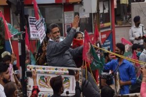 बिहार : पेट्रोल, डीजल मूल्य वृद्धि के खिलाफ पप्पू यादव ने टमटम पर सवार होकर किया प्रदर्शन